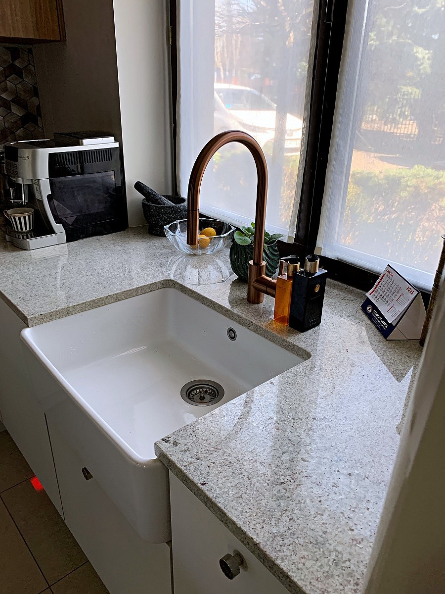 kuchnia z białym granitem