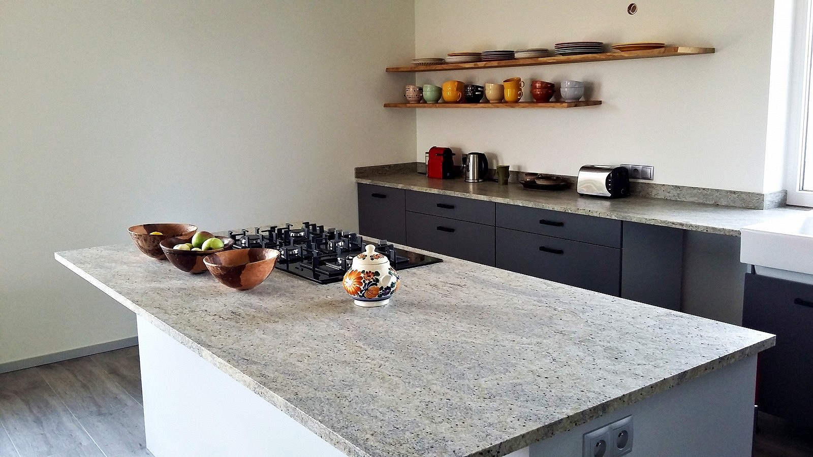 biały granit w kuchni