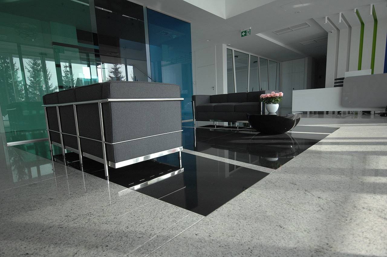 czarny granit w biurze