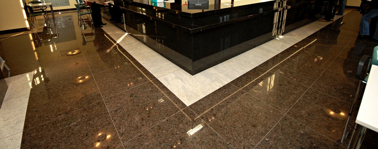 biały granit na podłodze