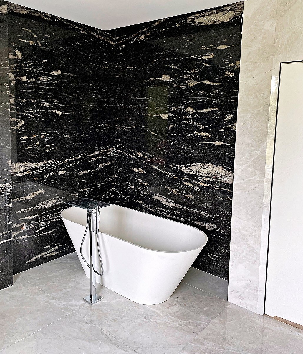 ciemny granit na ścianę w łazience - cosmic