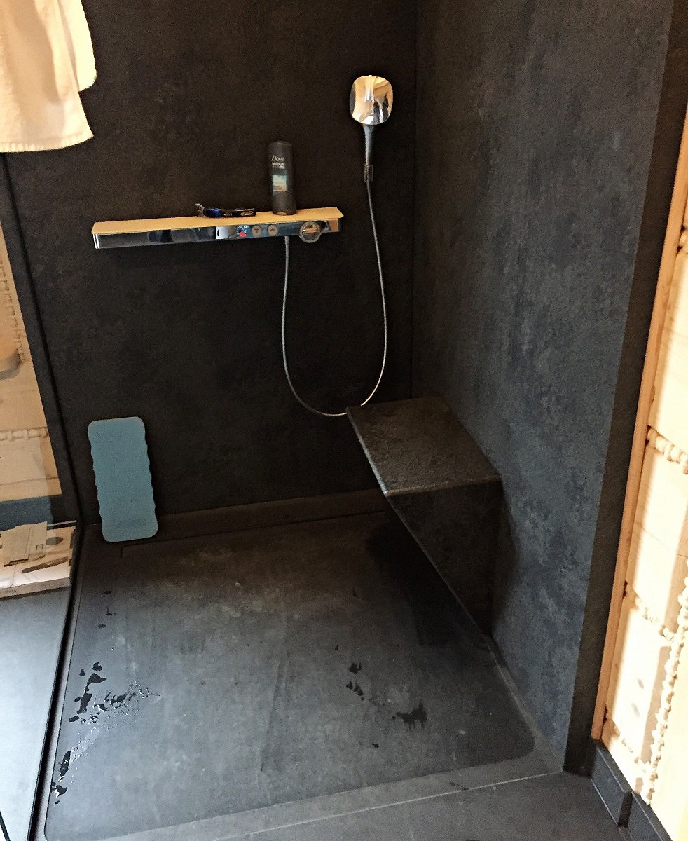 granit na ściane w łazience - concrete