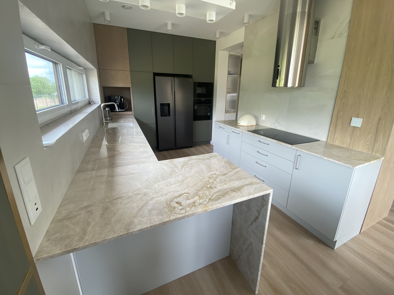 Kwarc naturalny Taj Mahal (poler) jako blat w kuchni z dwoma obszarami roboczymi w jasnym odcieniu