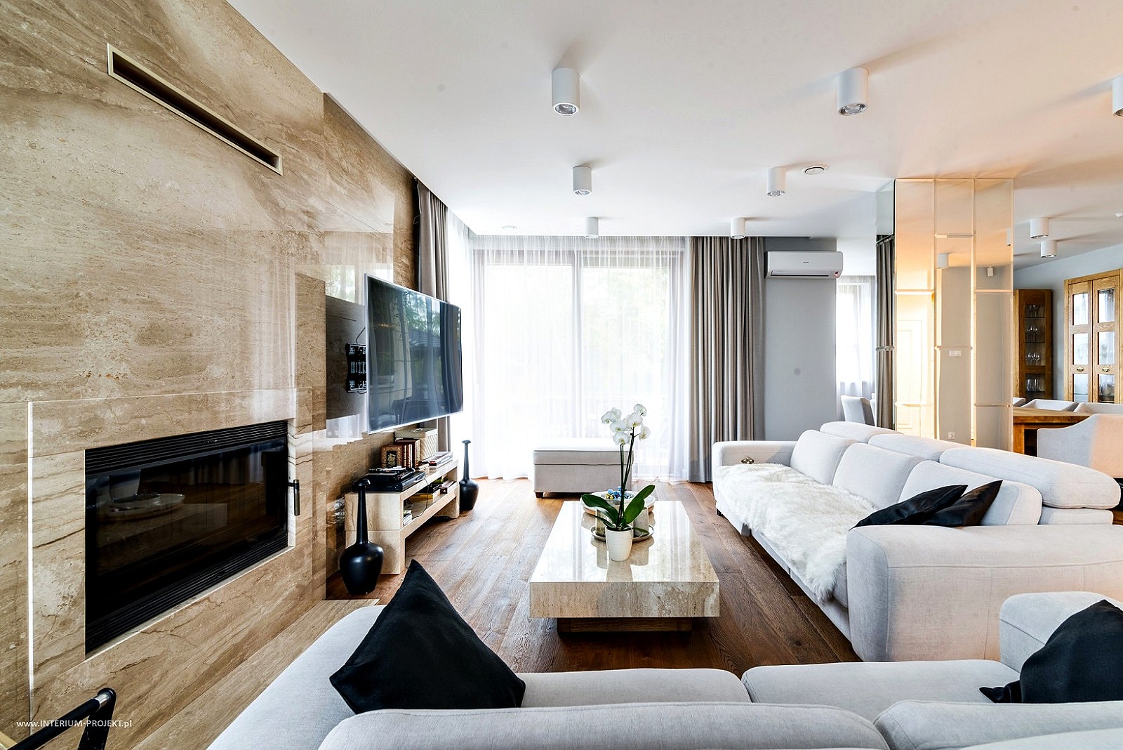 marmur na ścianę w salonie