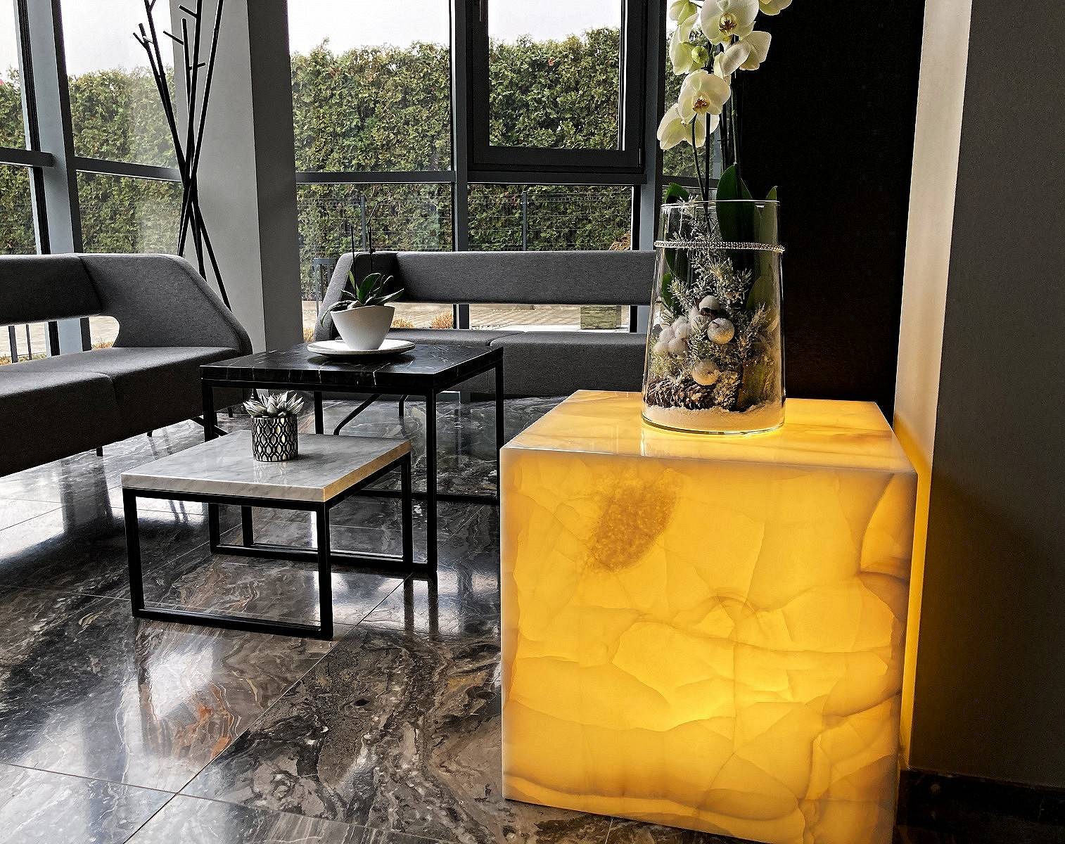 stół z marmuru - bianco cararra