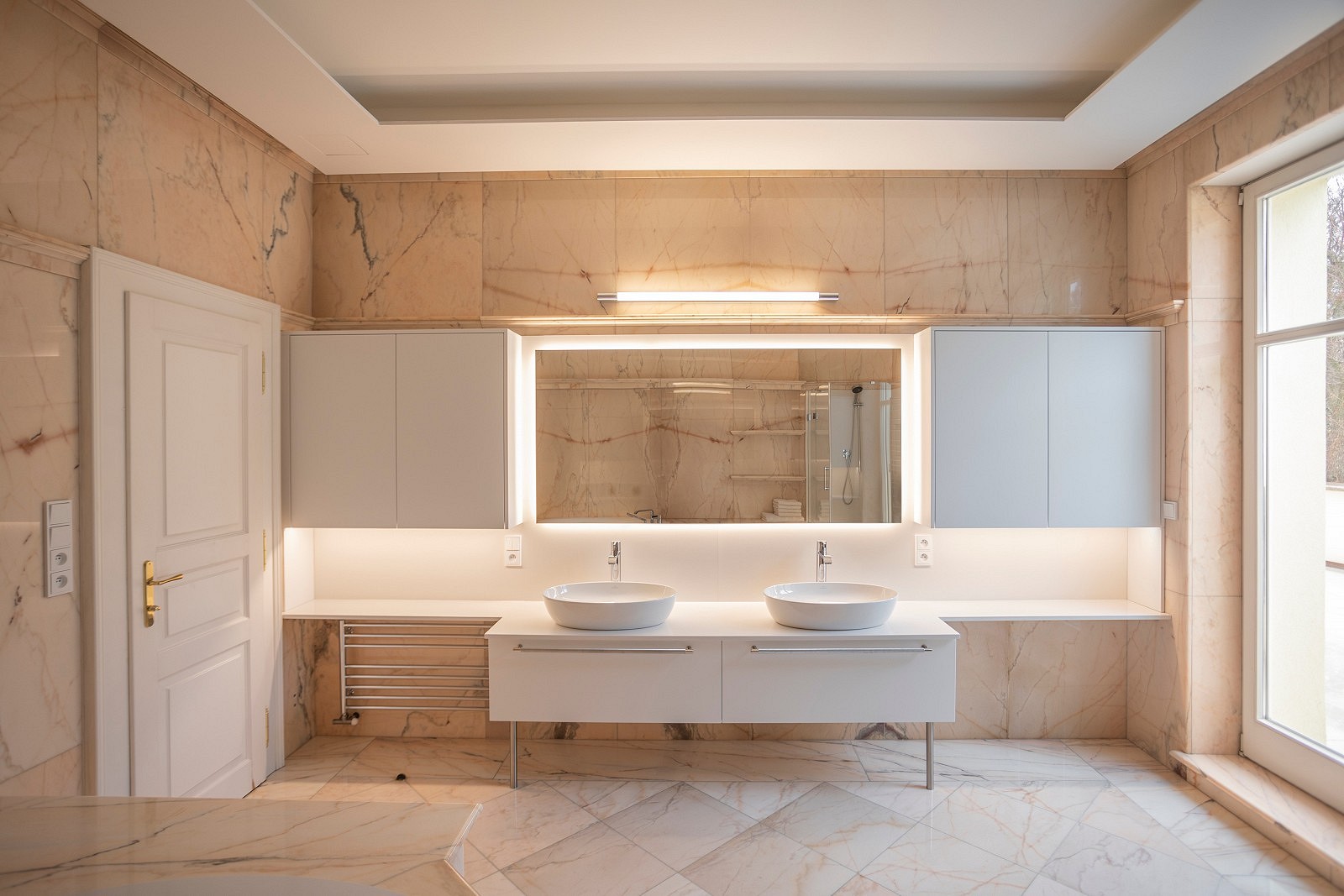 Konglomerat kwarcowy biały - łazienka